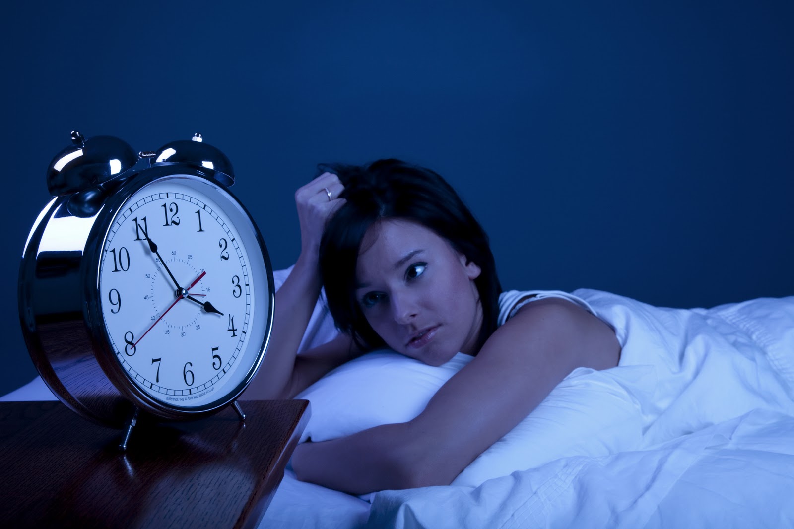 Không nên thức khuya để căng thẳng thần kinh, gây khó khăn điều trị sẹo lõm lâu năm.