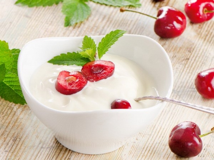 Sữa chua ăn kèm với quả cherry giúp làm đẹp da, kháng viêm tốt.