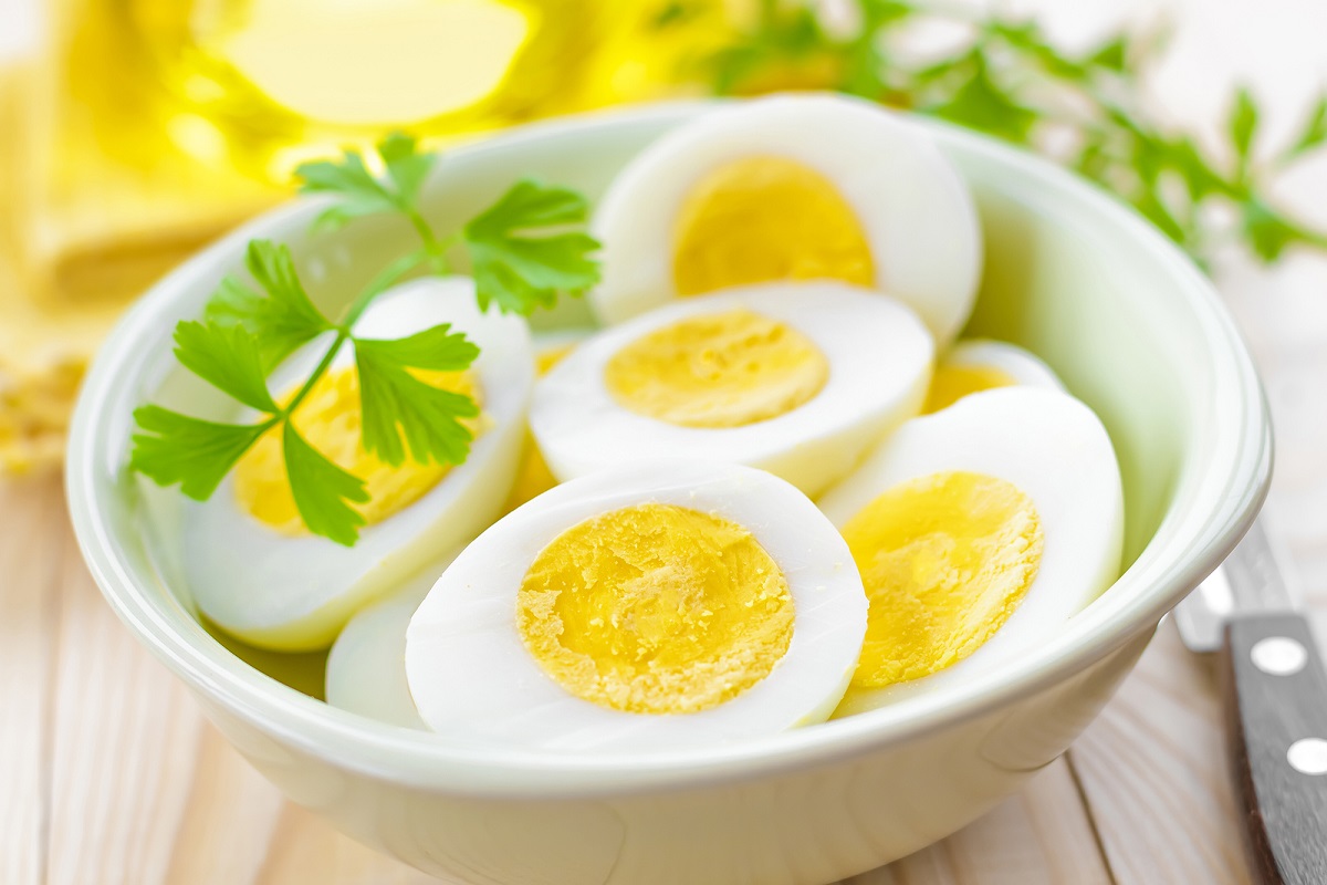 Nên kiêng ăn trứng trong khi điều trị sẹo tai nạn.