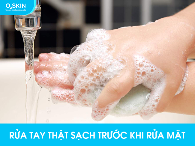 Rửa tay thật sạch trước khi rửa mặt