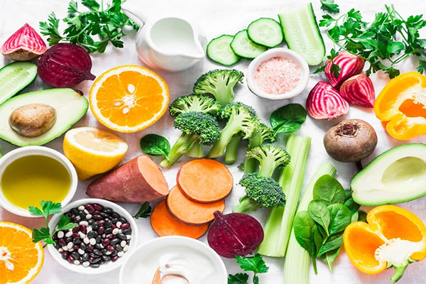 Ăn uống nhiều rau xanh, trái cây, sẽ giúp làn da cải thiện và hạn chế nhờn