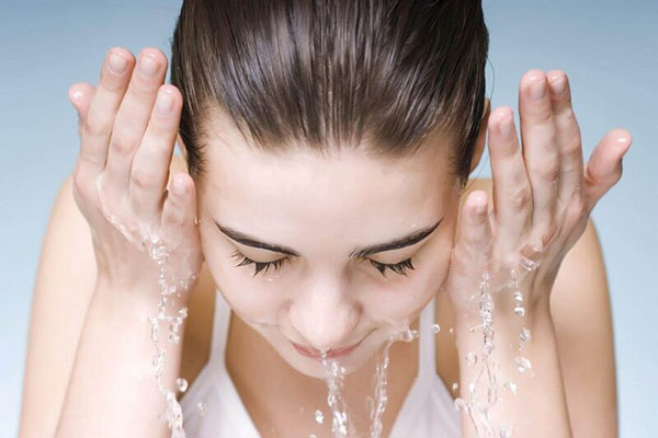 Vệ sinh da chưa sạch là một trong những nguyên nhân chính dẫn đến tình trạng mụn ẩn.