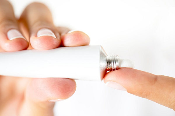 Dùng kem trị sẹo là phương pháp xóa sẹo nhanh chóng hiệu quả và tiết kiệm nhất
