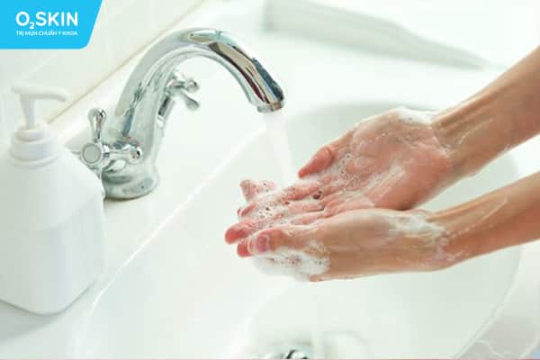 Rửa tay sạch trước khi nặn mụn đầu đen tại nhà