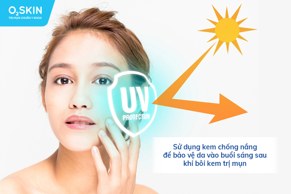Sử dụng kem chống nắng để bảo vệ da vào buổi sáng sau khi bôi kem trị mụn